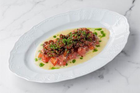 Телятина в глазури кимчи с обожжённым томатом на гриле