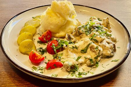 Бефстроганов из говяжьей вырезки с картофельным пюре