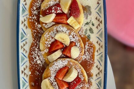 Сырники с рикоттой, мисо-карамелью, свежими ягодами и бананом