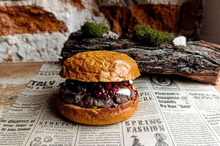 Бургер с брусникой