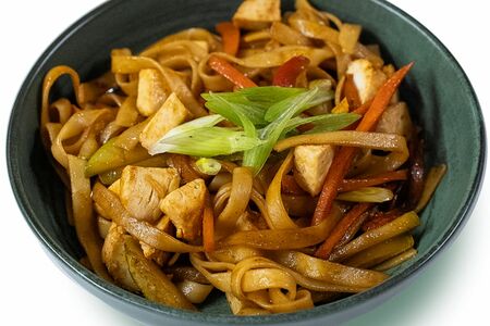 Удон с курицей и овощами