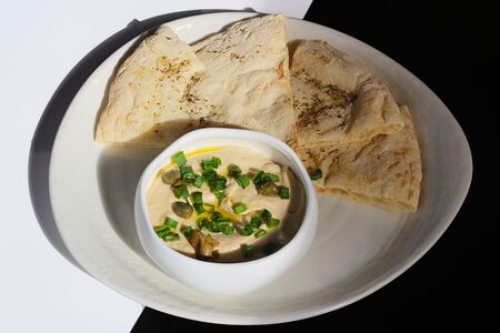 Мусс из тунца с каперсами и фокачча