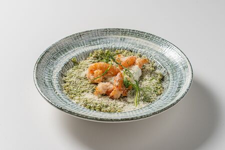 Зеленая гречка с креветками и яйцом пашот