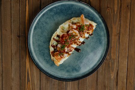 Омлет с креветкой и томатной сальсой