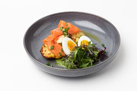 Печеный картофель с лососем и копченой сметаной, яйцом и микрозеленью