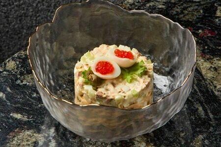 Оливье с языком и копченым цыпленком 