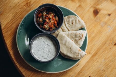 Мезе с соусом дзадзики 