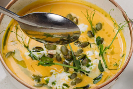 Крем-суп из тыквы с рикоттой и зеленым маслом