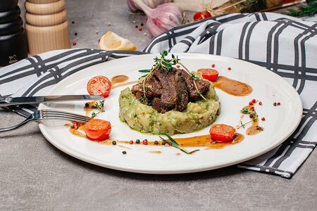 Телячьи щечки с картофельными клецками в соусе песто