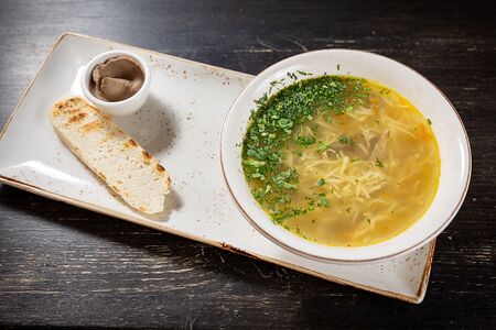 Суп с кусочками курицы и лапшой