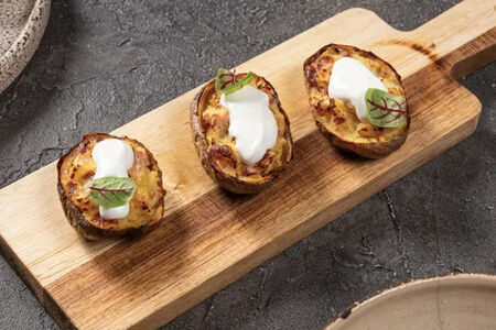 Печеный картофель с беконом и сметаной