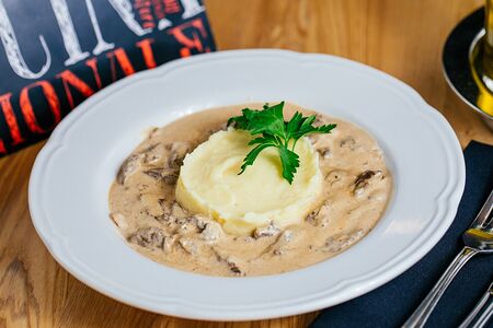 Бефстроганов с картофельным пюре