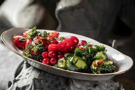 Битый редис, битые огурцы, мочёная клюква 