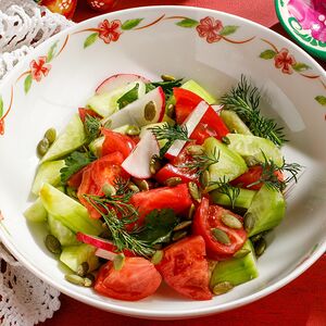 Сельский салат из свежих овощей с тыквенным маслом