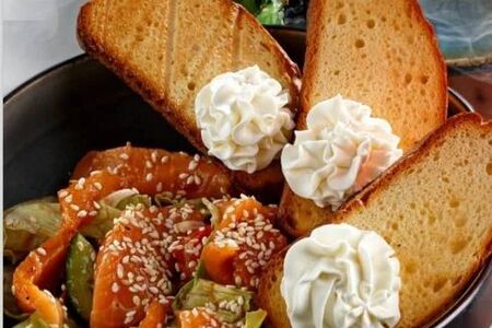 Салат из свежих овощей и маринованного лосося