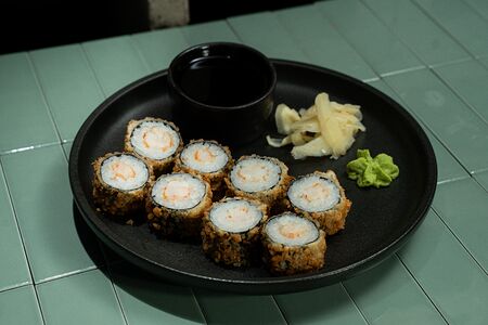 Маки с креветкой жареные