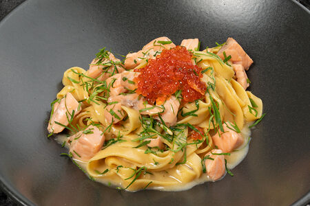 Тальятелле с лососем и красной икрой 