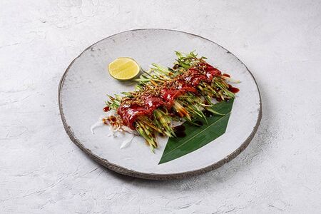 Татаки из тунца, огурца и рукколы с авокадо и васаби майо