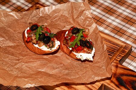 Брускетта с печеными овощами и сливочным сыром 