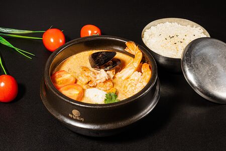 Том ям с морепродуктами