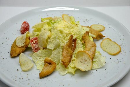 Салат Цезарь с курицей