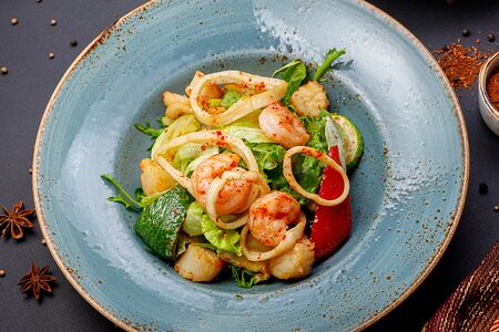 Теплый салат с морепродуктами