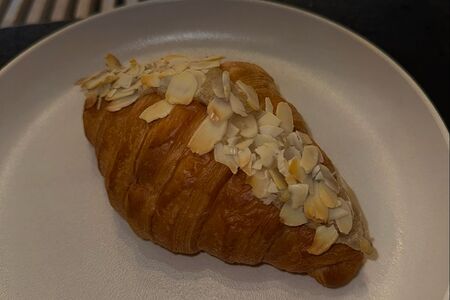 Круассан с миндальным кремом