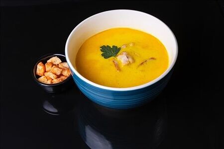 Сырный суп с жареным беконом