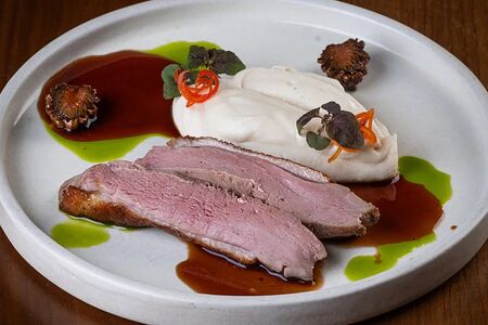 Утиная грудка с кремом из сельдерея 