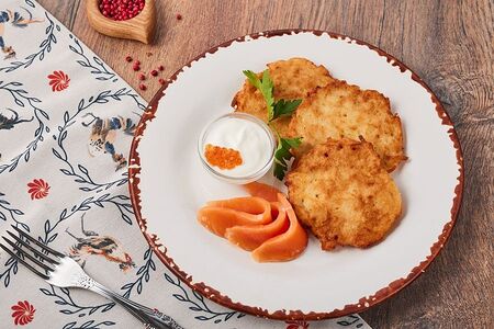 Драники с картофелем со слабосоленой форелью
