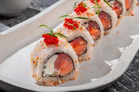 Лосось и тунец в кунжуте