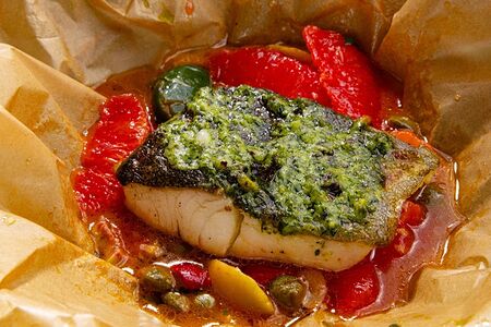 Черная треска с маслинами и грейпфрутом