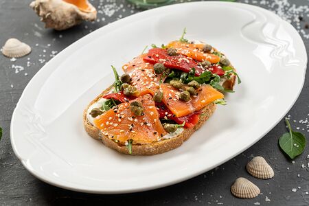 Брускетта с лососем и каперсами