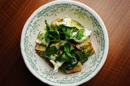 Салат с баклажаном и моцареллой