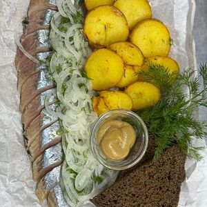 Филе сельди с румяным картофелем пор