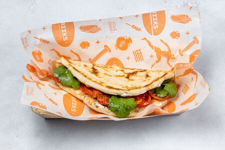 Сырная пита с вялеными томатами