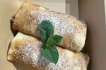 Блинчики шоколадные с вишней и заварным кремом