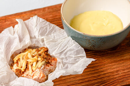 Филе лосося, запеченное в пергаменте с картофельным кремом