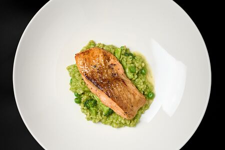 Стейк из форели с булгуром и брокколи