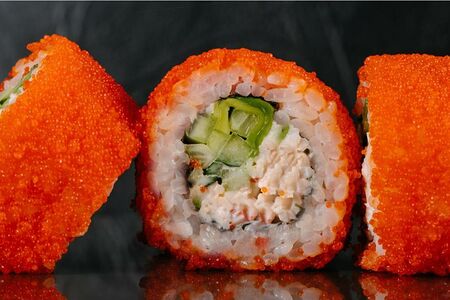 Ролл Калифорния с крабом сурими