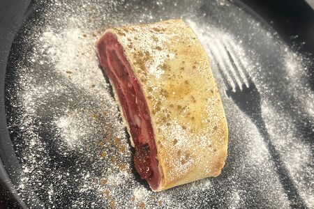 Штрудель вишневый