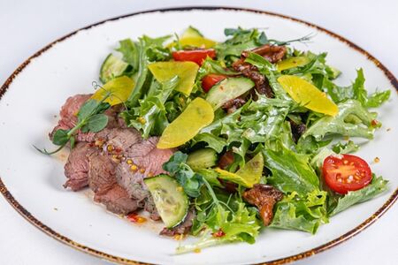 Салат с говядиной и овощами