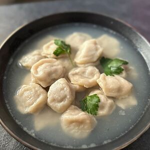 Пельмени с бульоном