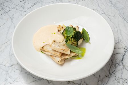 Командорский кальмар с миксом овощей и перечным маслом