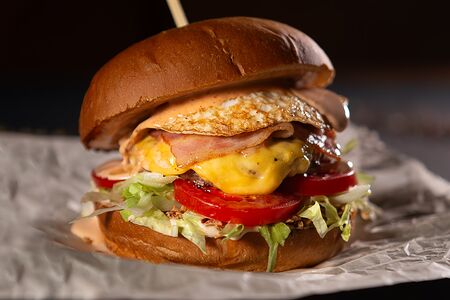Бургер с беконом