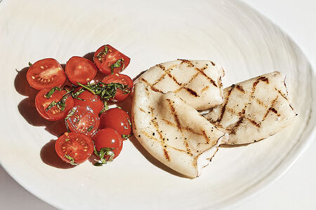 Командорский кальмар с томатным салатом