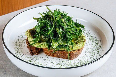 Зеленый авокадо-тост