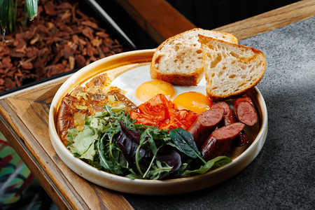 Глазунья с колбасками