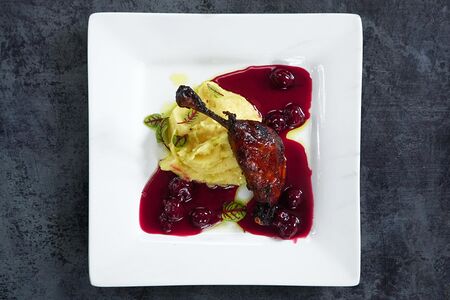 Утиная ножка конфи с вишневым соусом и картофельным пюре