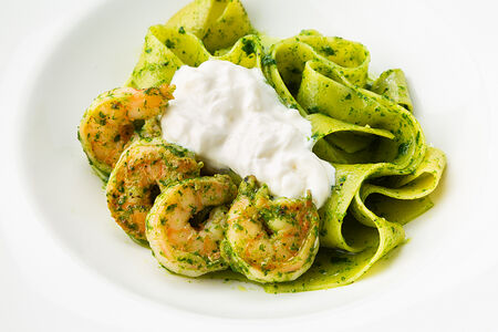 Парпаделле со шпинатом и креветками